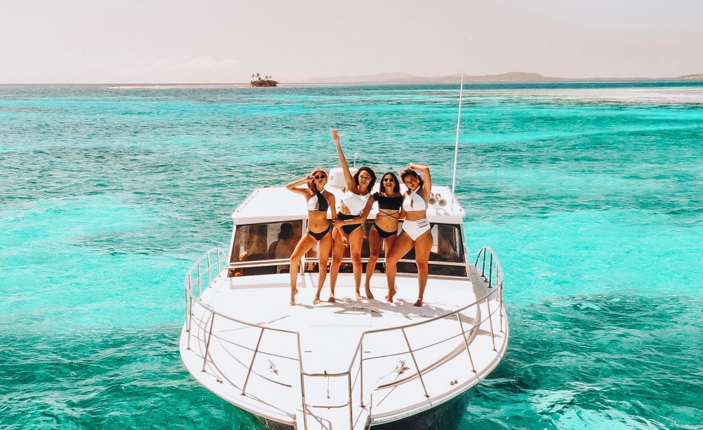 Quatre jeune filles sur un yacht 
