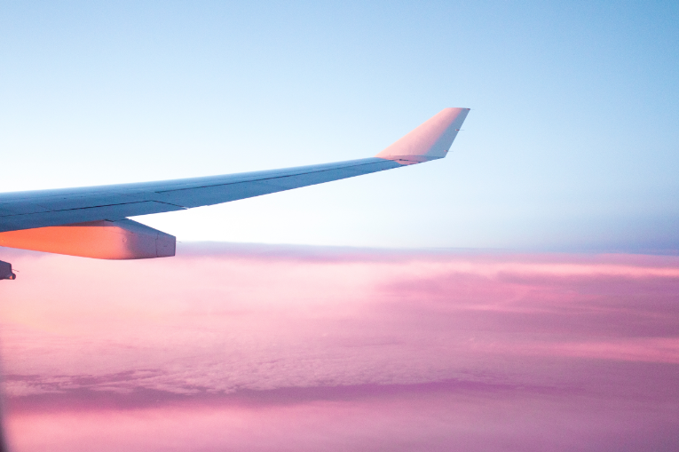 Aile d'avion dans un ciel rosé