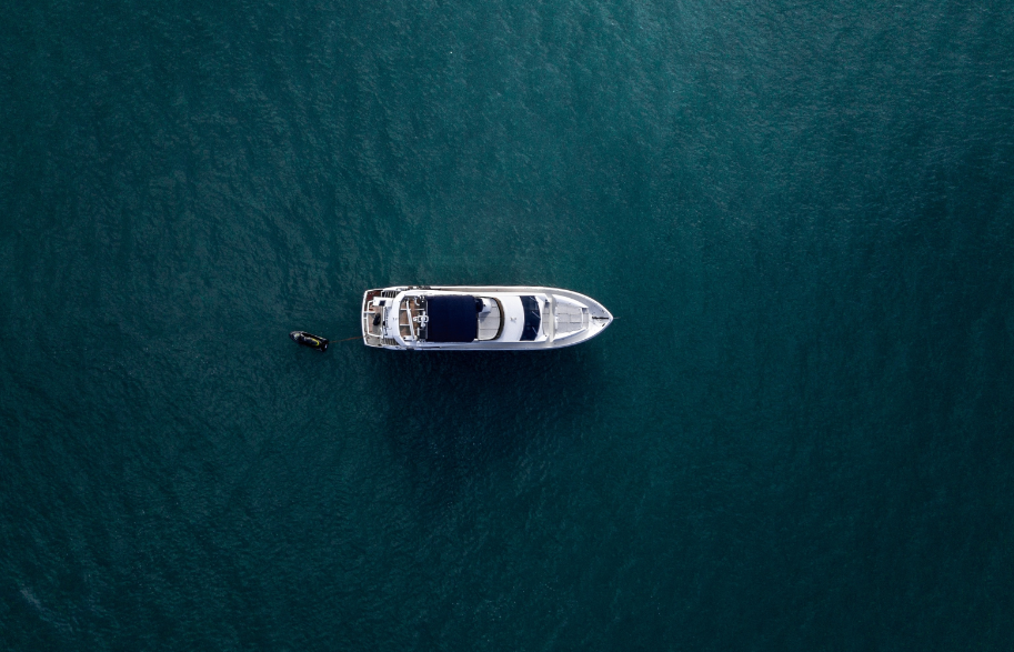 Vue aérienne d'un yacht en pleine mer